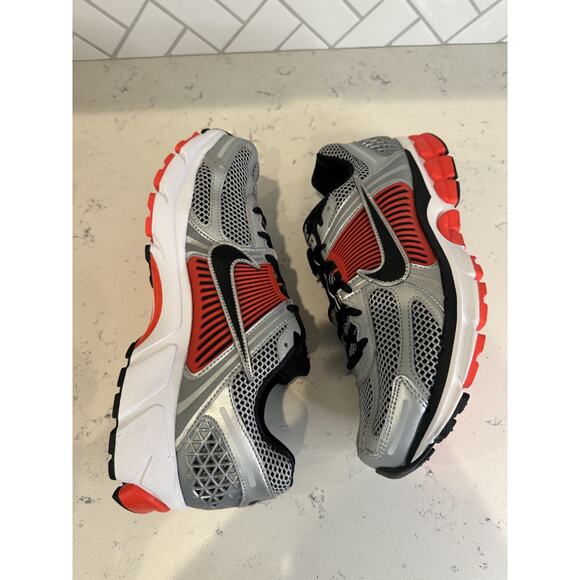 Nike Air Zoom Vomero 5 Silver Black Red Mens Size 9.5 FJ4151-005 NEW Authentic